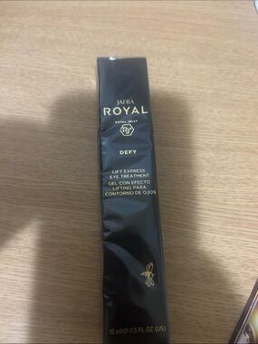 JAFRA ROYAL Defy Lift Express Eye Treatment - Black and Gold